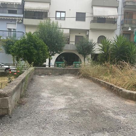 Estella Yanya Dış mekan fotoğraf